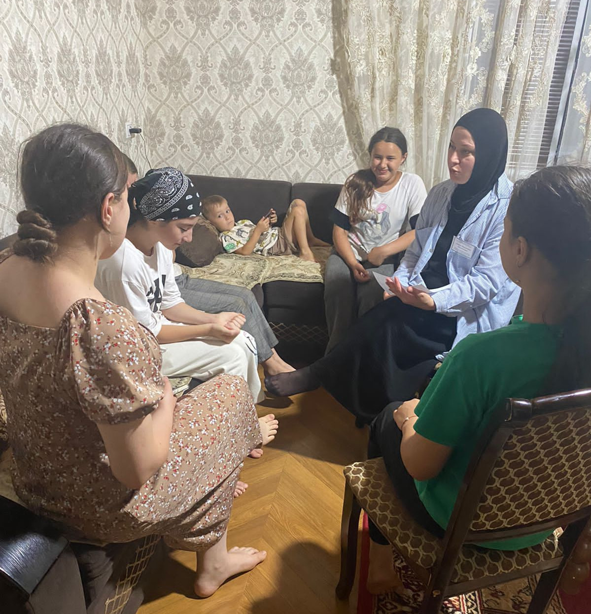 Специалист по работе с семьёй Алиева М. провела беседу на тему «В мире добрых слов»